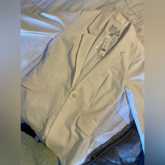 White 3/4 Sleeve Blazer from Dynamite - Picture 3 of 3
